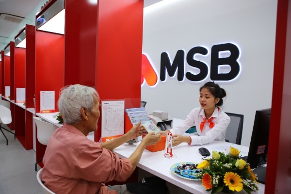 Nhân viên ngân hàng MSB Việt Nam hỗ trợ thực hiện giao dịch