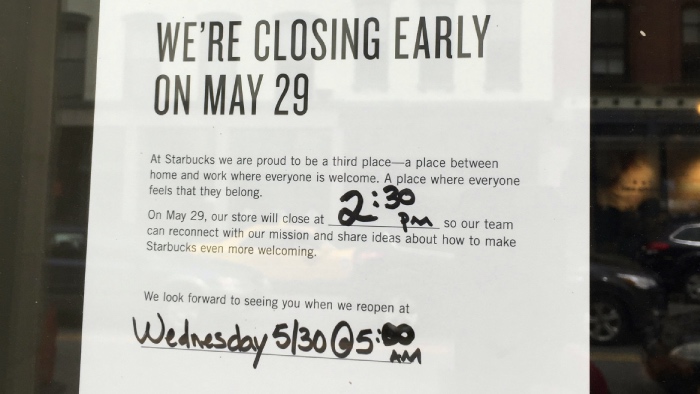 8000 cửa hàng Starbucks đã đóng cửa nguyên 1 ngày để training nhân viên