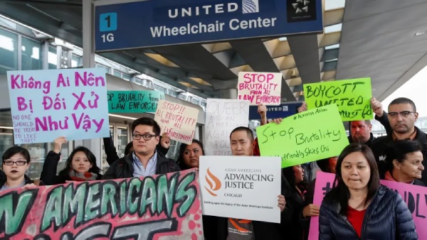 Hình ảnh cộng đồng khách hàng xuống biểu tình tại cổng hàng không United Airlines